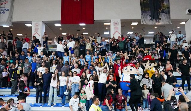Turgutlu’nun sultanları şampiyonluğa bir adım daha yaklaştı