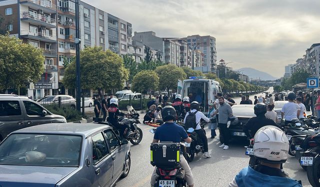 Üst geçitteki asansörde kurtarma çalışması yapılırken iki motosiklet çarpıştı: 2 yaralı