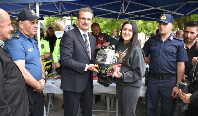 İlçede motosiklet sürücülerine kask dağıtıldı