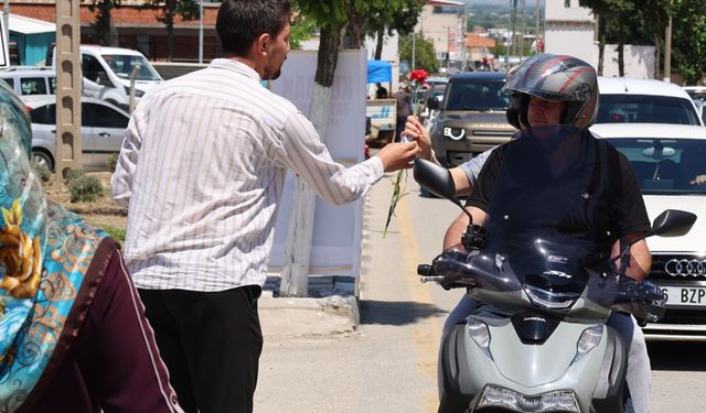Şehzadeler Belediyesinden karanfil dağıtımı