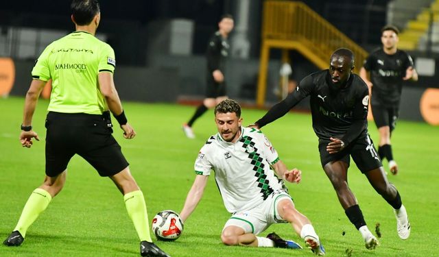 Manisa FK 5-0 lık skorla ligi kapattı