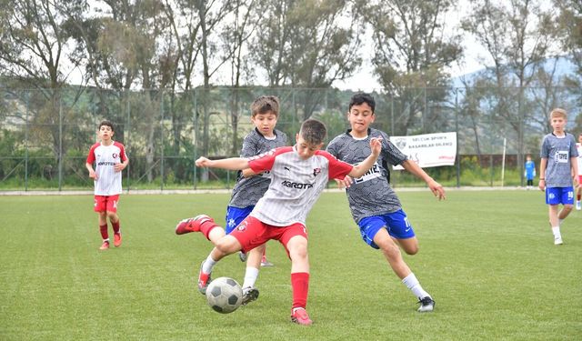 KUŞADASI’NDA YILDIZSPOR 45 FK’DAN KUPA ŞOV