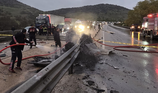 Bariyerlere çarparak yanan otomobilin sürücüsü feci şekilde can verdi