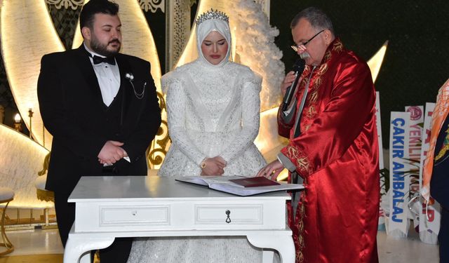 Manisa protokolü bu düğünde buluştu... Şafak ve Bodur ailelerinin mutlu günü