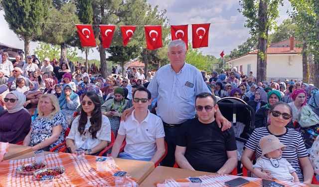 Binlerce insan Kiraz Festivali için Börez'e akın etti