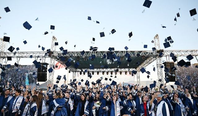 İİBF ve Teknoloji Fakültesinde mezuniyet sevinci