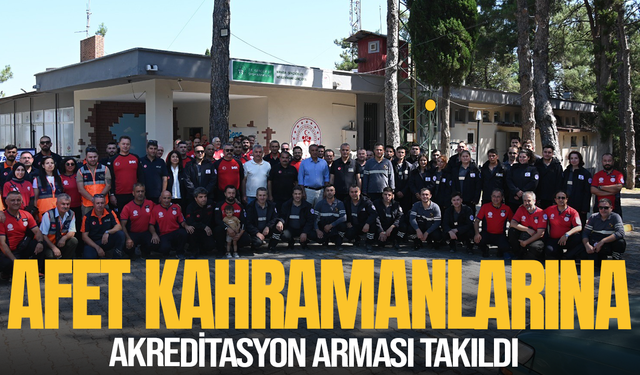 Manisa'da afet kahramanlarına akreditasyon arması takıldı