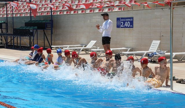 Yaz spor okullarında ilk kulaç... Şehzadeler'de yüzme kursları başladı
