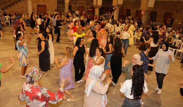 Tarihi Kurşunlu Han'da kadınlar matinesi