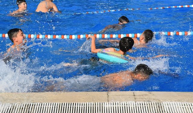 Yaz sıcağında çocuklara havuz sürprizi