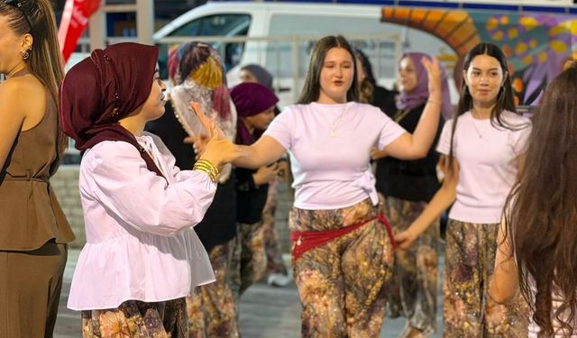 Şehzadeler'de gelenek yeniden canlandı! Kadınlar meydanı şenlendirdi