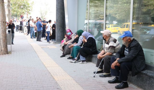 Memur ve emeklinin maaş zammında hesaplar değişti!