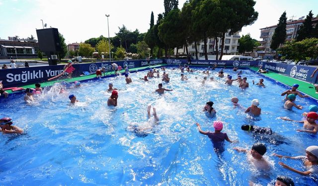 Manisa’da çocuklar hem serinliyor hem yüzmeyi öğreniyor