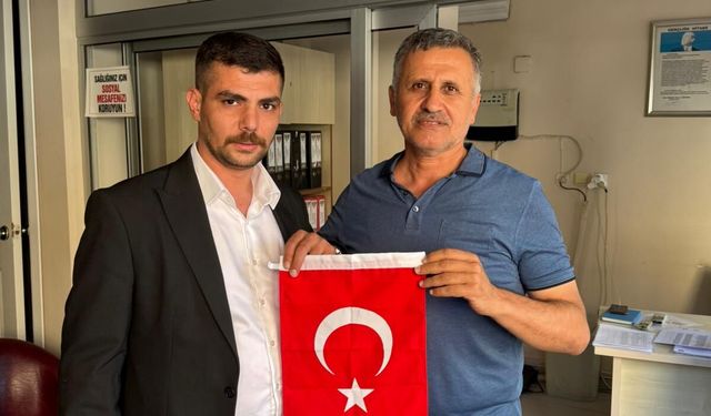 MHP'DEN VATANDAŞLARA BAYRAK
