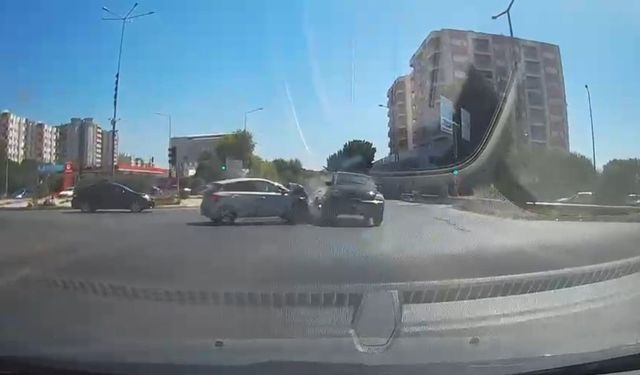 Kırmızı ışıkta kaza!