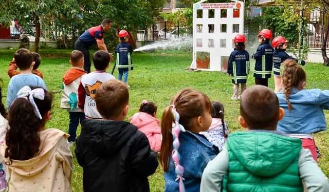 Minikler itfaiyeciliği öğrendi