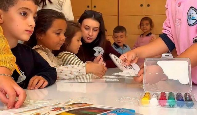 Manisa'da üniversiteli gençler çocukları böyle sevindirdi