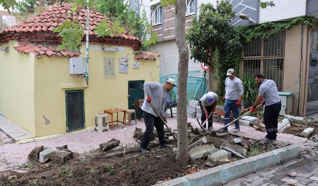 Şehzadeler’de tarihi yapının kaldırımına yenileme çalışması