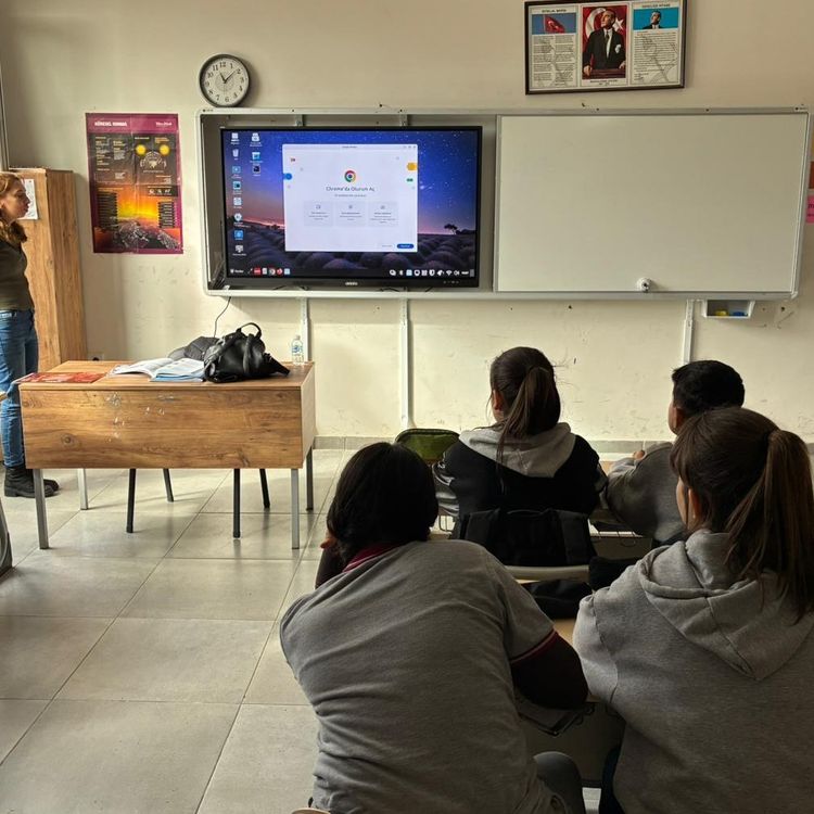 Kızılçukur Ahmet Şılak Ortaokulu’na 5 yeni akıllı tahta