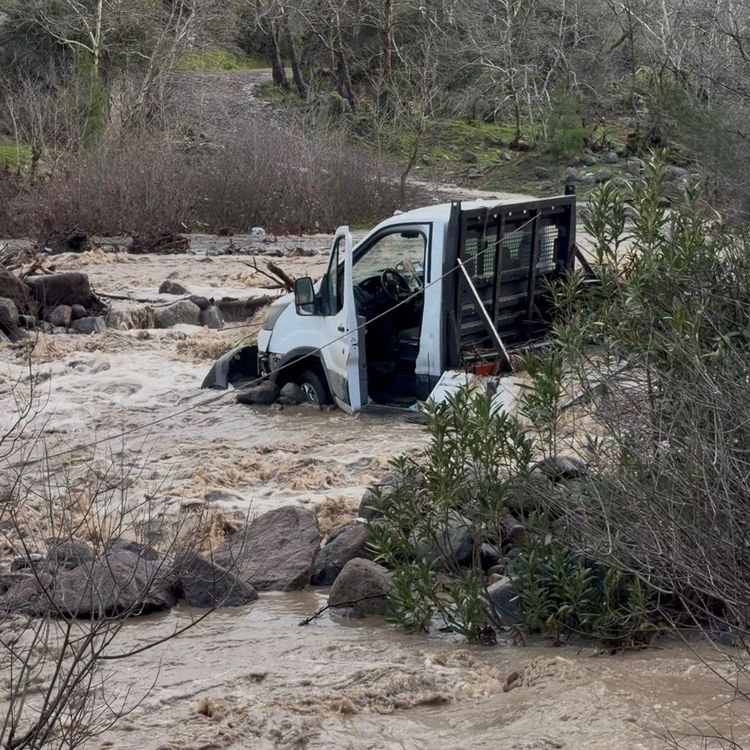 İzmir'de derede mahsur kalan 3 kişi kurtarıldı