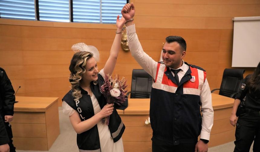 Polis ve Jandarma personeli üniformaları ile dünya evine girdi
