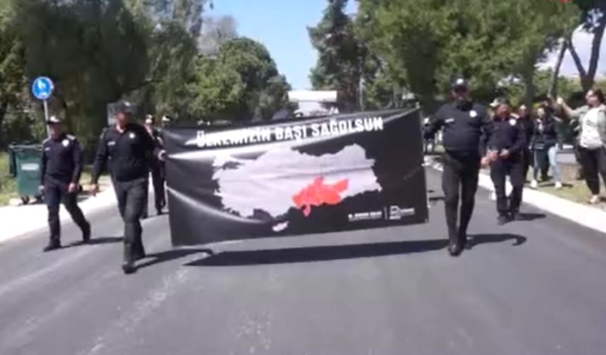 En önde "Ülkemizin başı sağolsun" pankartının yer aldığı festival kortejine, sivil toplum kuruluşları ve turistik otellerin temsilcileri de katıldı. Bandolar eşliğinde gerçekleşen kortejde, animasyon ekipleri renkli görüntüler oluştururken, çok sayıda festival ziyaretçisi cep telefonları ile festival kortejini görüntüledi.
