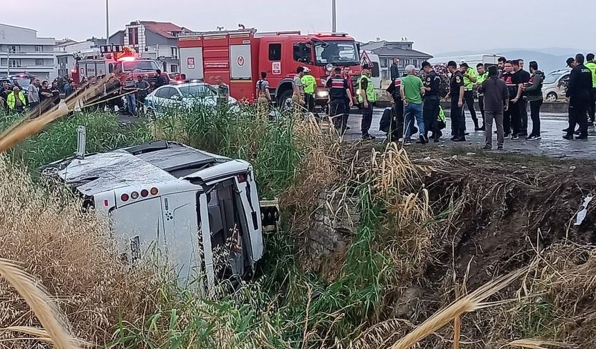İzmir'de cezaevi nakil aracı şarampole devrildi: 9’u jandarma, 10 yaralı