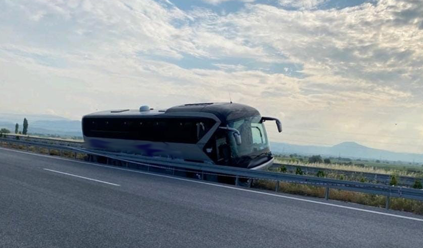 Manisa'da feci kaza! Yolcu otobüsü bariyerlere girdi: 1 ölü