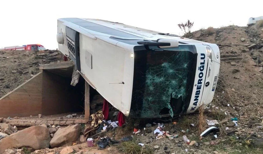 Erzurum'da yolcu otobüsü şarampole devrildi: 3 ölü, 22 yaralı