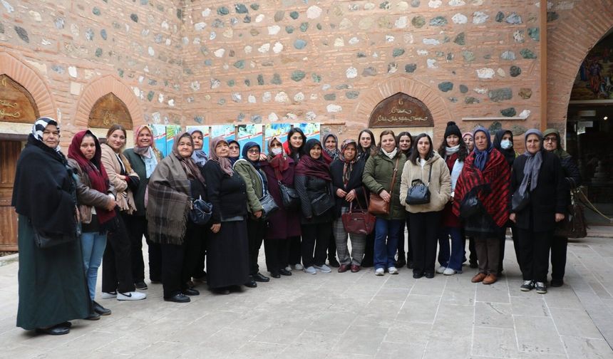 Salihlili kadınlar Manisa’nın tarihi yerlerini gezdi