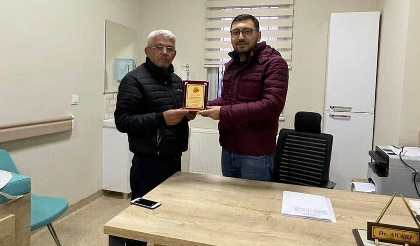 Tayini çıkan doktora mahalle muhtarından plaket