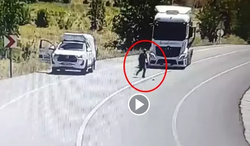 Yaralı serçeyi kurtarmak isterken kamyon çarptı!