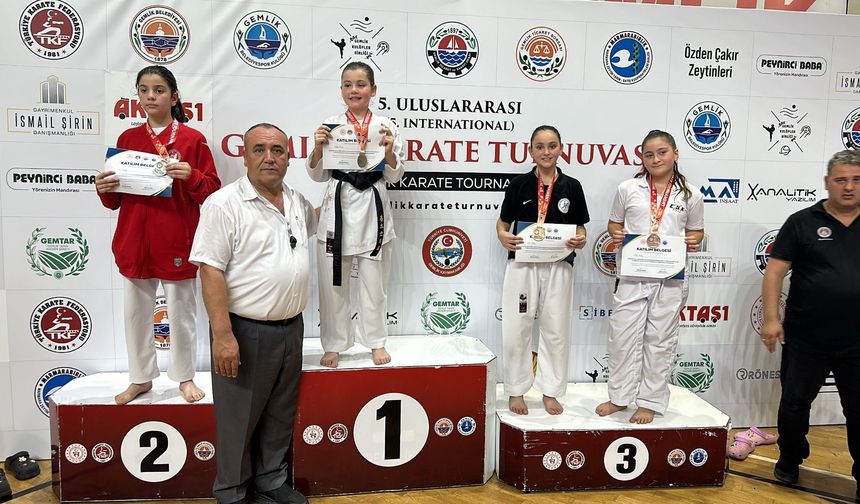 Bursa’da büyük başarı: Karateciler Manisa'ya madalyalarla döndü