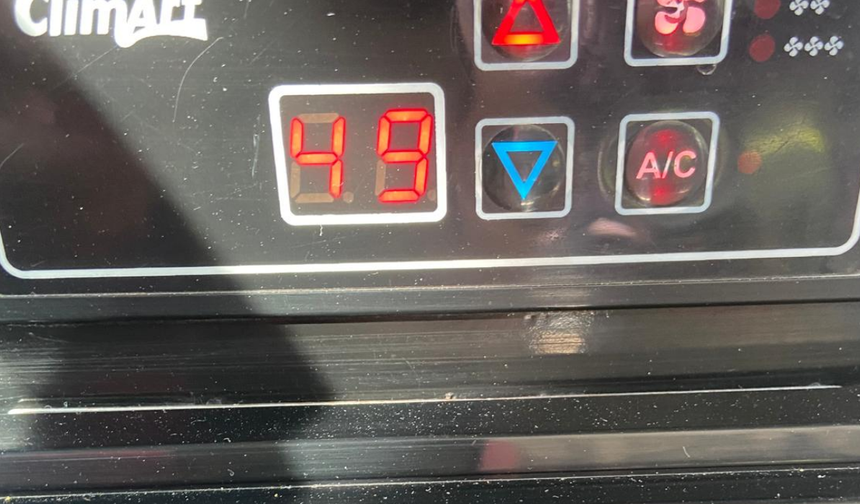 Araç içinde ölçülen sıcaklık 49 derece