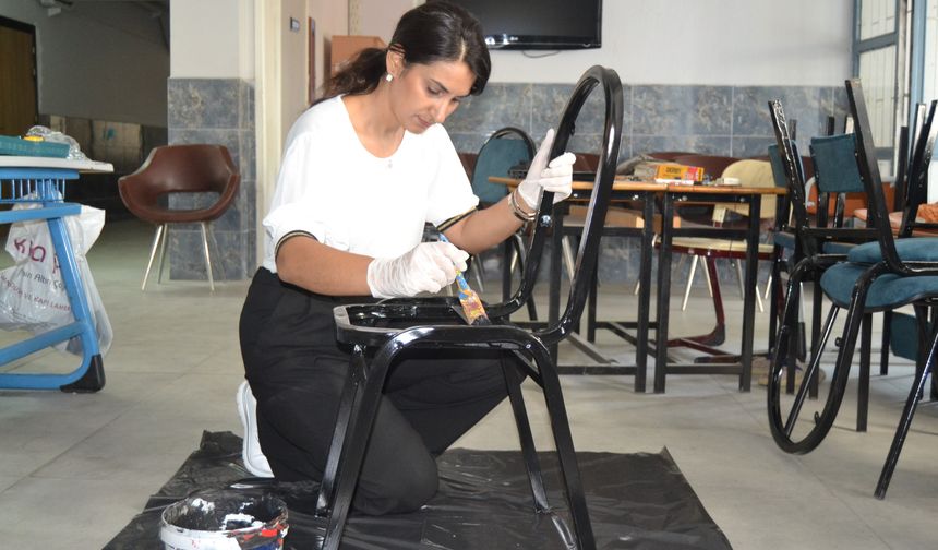 Manisa'nın fedakar öğretmeni: Sıraları onardı, sandalyeleri boyadı