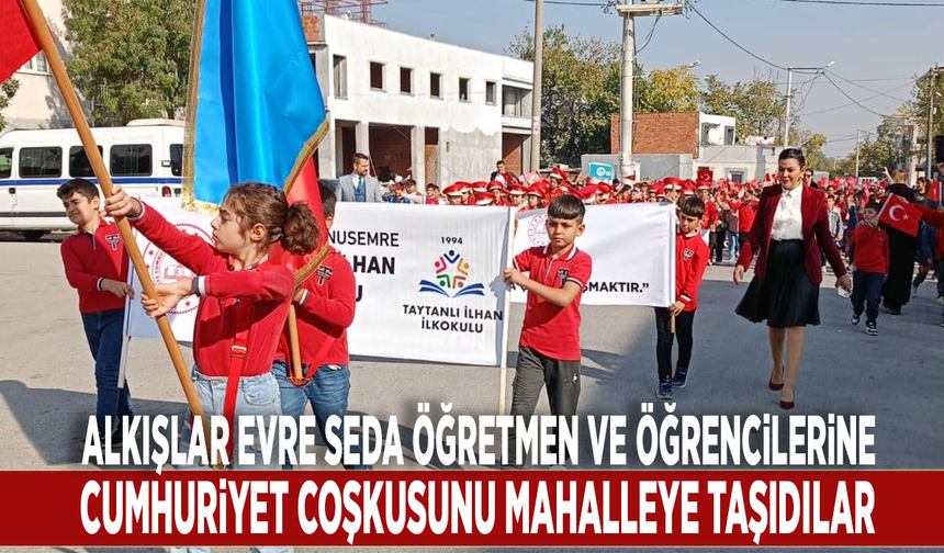 Alkışlar Evre Seda öğretmen ve öğrencilerine: Cumhuriyet coşkusunu mahalleye taşıdılar