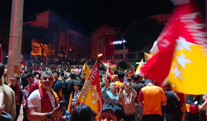 İzmir’de sarı-kırmızılı taraftarlar şampiyonluğu kutladı