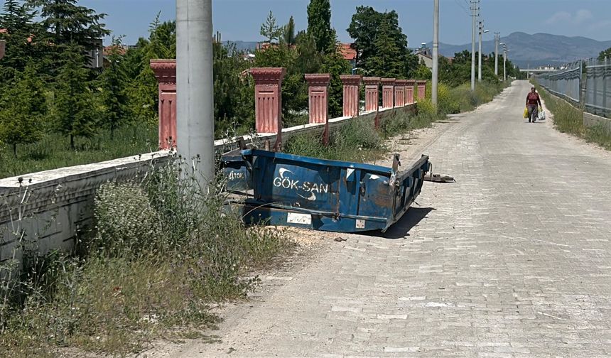 Hemzemin geçitte traktör ile tren çarpıştı: 1 yaralı