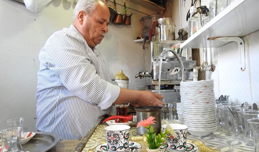 Çaycı İsmet baba 35 yıldır bir metrekarelik dükkanda çay kaynatıyor