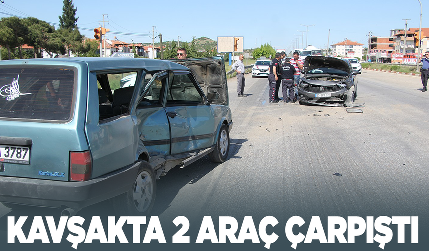 2 otomobil kavşakta çarpıştı: 1 yaralı