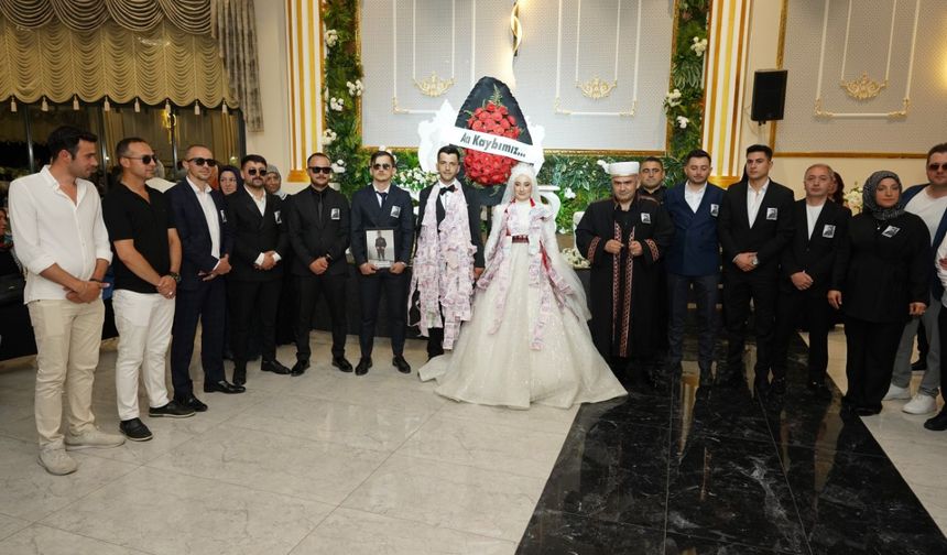 Gelin ve damada "Acı kaybımız" çelengi ile sürpriz
