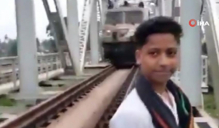 Feci ölüm! Sosyal medya için raylarda video çeken çocuğa tren çarptı