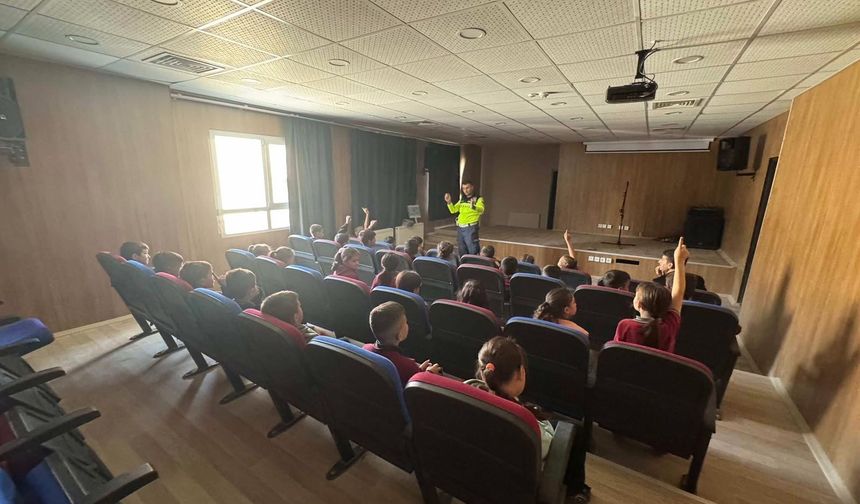 Jandarma trafik timinden öğrencilere eğitim