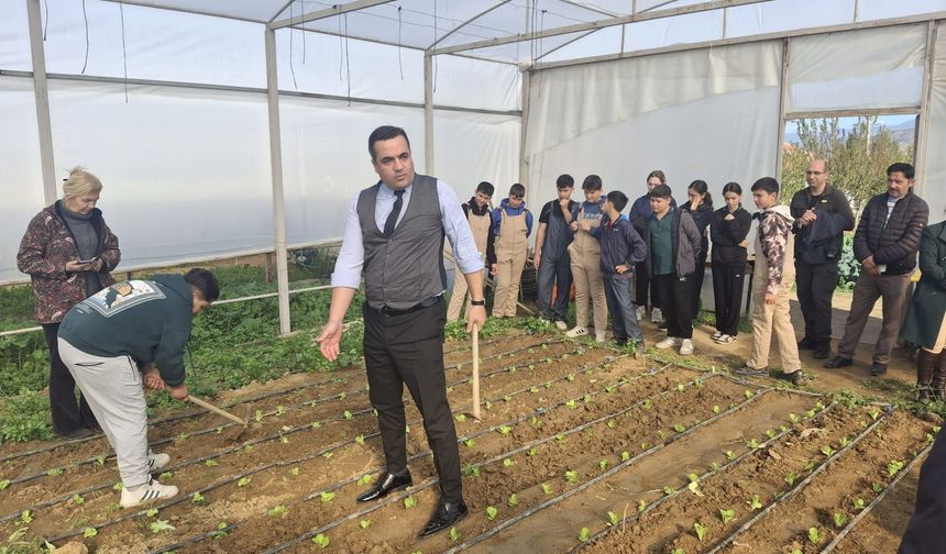 Kaymakam Dalak öğrencilerle dikiş dikip çapa yaptı