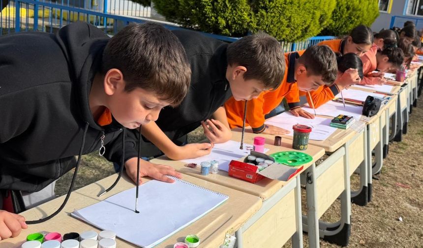 Öğrenciler empati yaparak ellerini kullanmadan resim yaptı