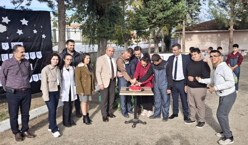 Özel öğrenciler protokol üyeleriyle birlikte hasat yapıp pasta kesti