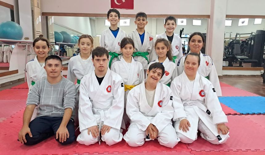 Yunusemre'de down sendromlu bireylere yönelik judo kursları başladı