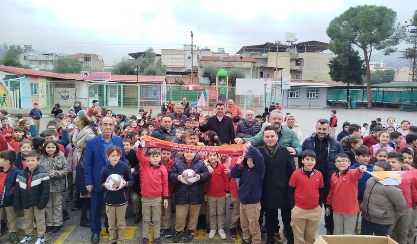 Salihli’de Galatasaraylı taraftarlardan eğitime spor malzemesi desteği