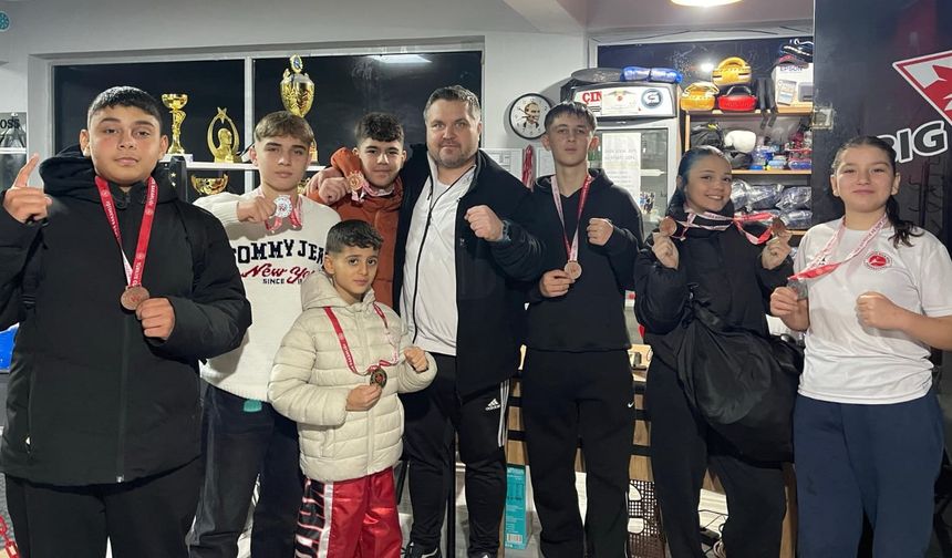 Salihlili kick boksçulardan Manisa’da madalya yağmuru