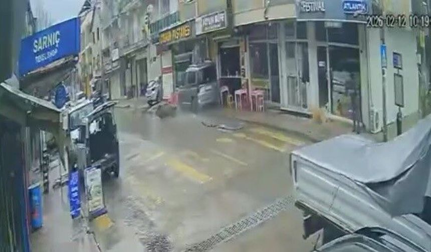 İzmir'de korku dolu anlar! Sürücünün şekeri düştü, kontrolden çıkan araç çarşıyı birbirine kattı